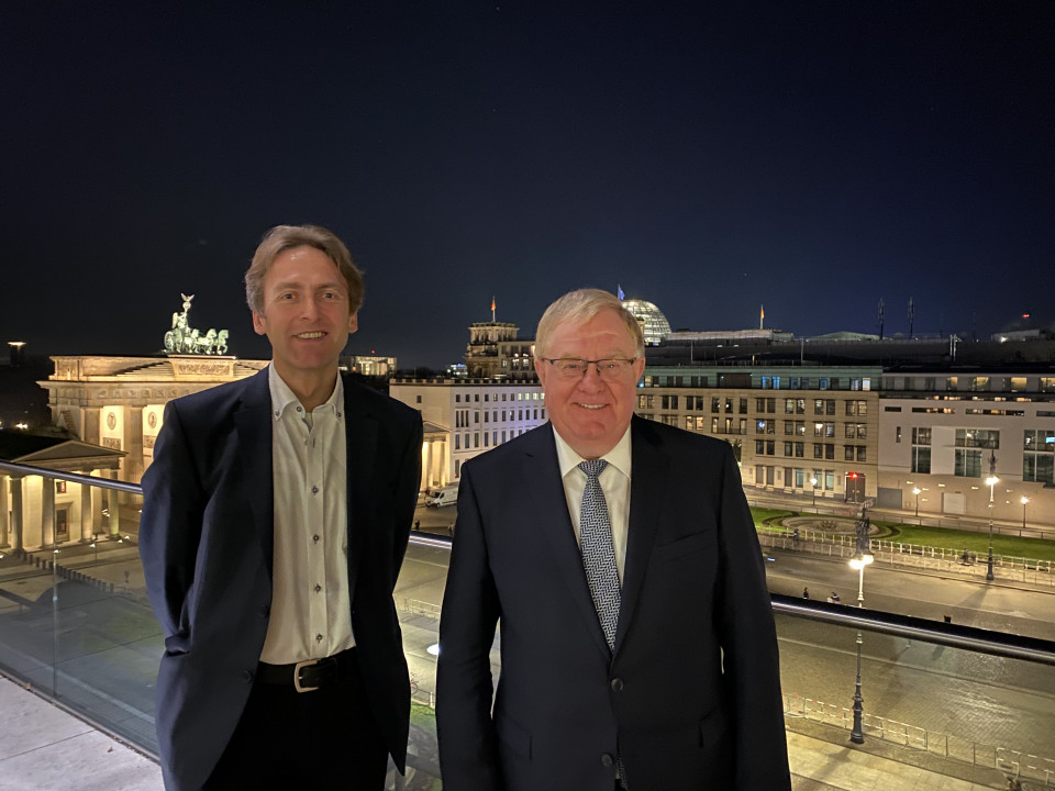 Rolf Redemann (links) und Reinhold Sendker MdB auf dem Dach der 