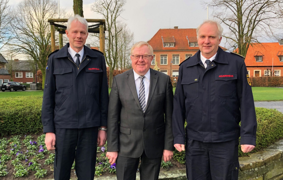 Der stellvertretende Kreisbrandmeister Heinrich Otte, Reinhold Sendker MdB und Kreisbrandmeister Heinz-Jrgen Gottmann in Freckenhorst