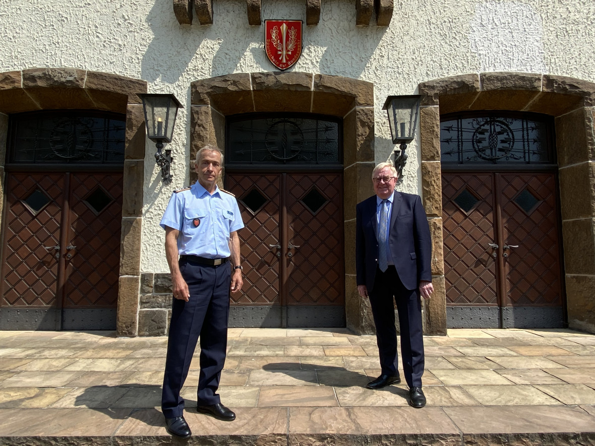 Der Kommandeur der Sportschule der Bundeswehr und Standortlteste der Georg-Leber-Kaserne, Oberst Michael Maul (links) und Reinhold Sendker MdB