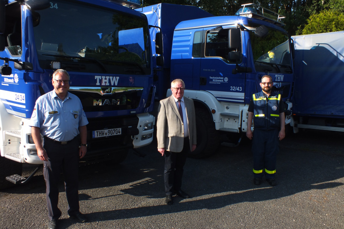 Foto (v.l.): Frank Acherholt (Leiter THW Regionalstelle Mnster), Reinhold Sendker MdB, Markus Freitag (Ortsbeauftragter THW OV Oelde)