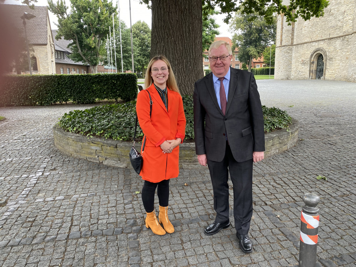 Nenja Heitmann und Reinhold Sendker MdB vor dem Wahlkreisbro des Bundestagsabgeordneten in Freckenhorst.