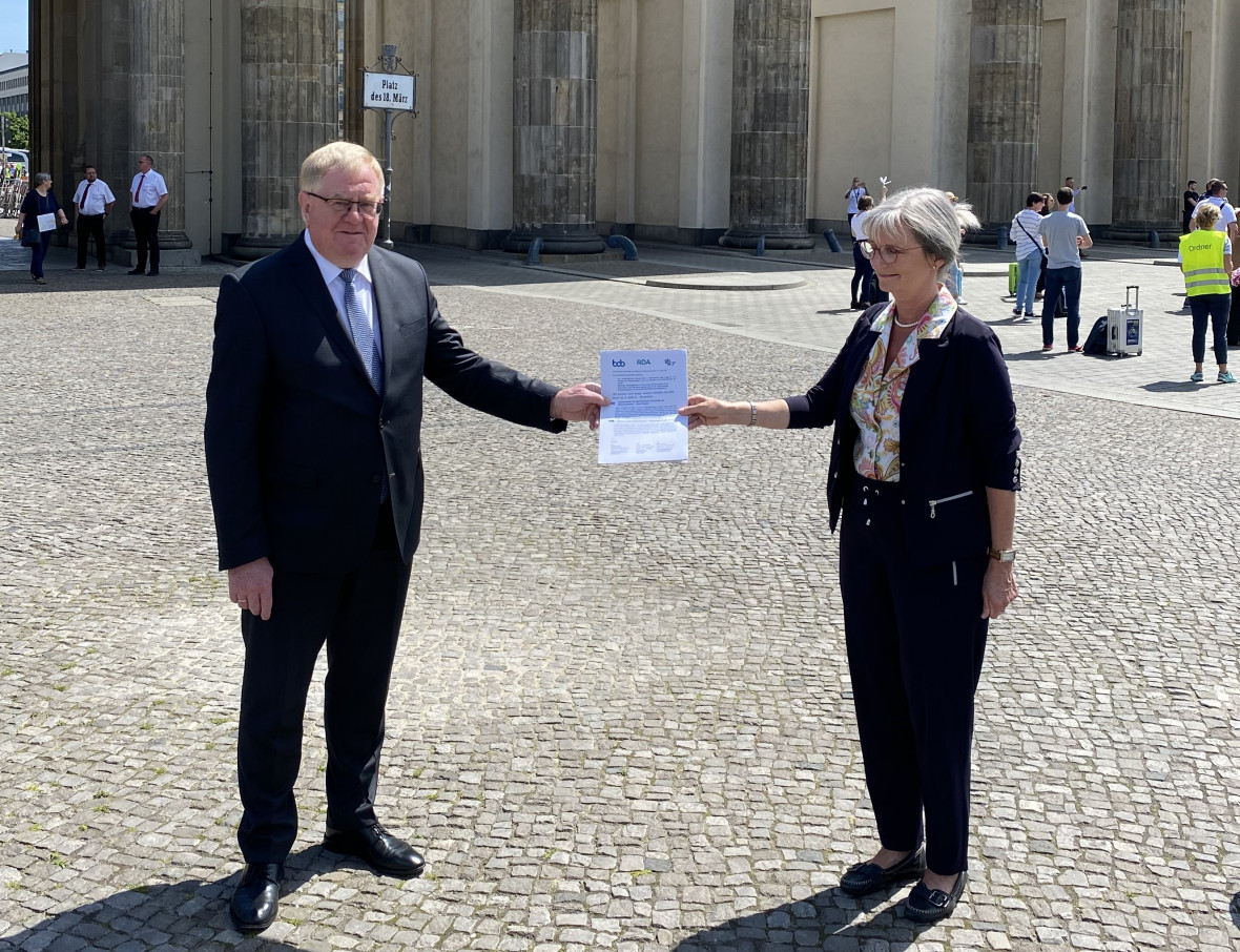 Reinhold Sendker MdB und Bettina Sieckendiek (Reisebusunternehmerin aus Versmold) bei der bergabe eines Positionspapiers vor dem Brandenburger Tor.