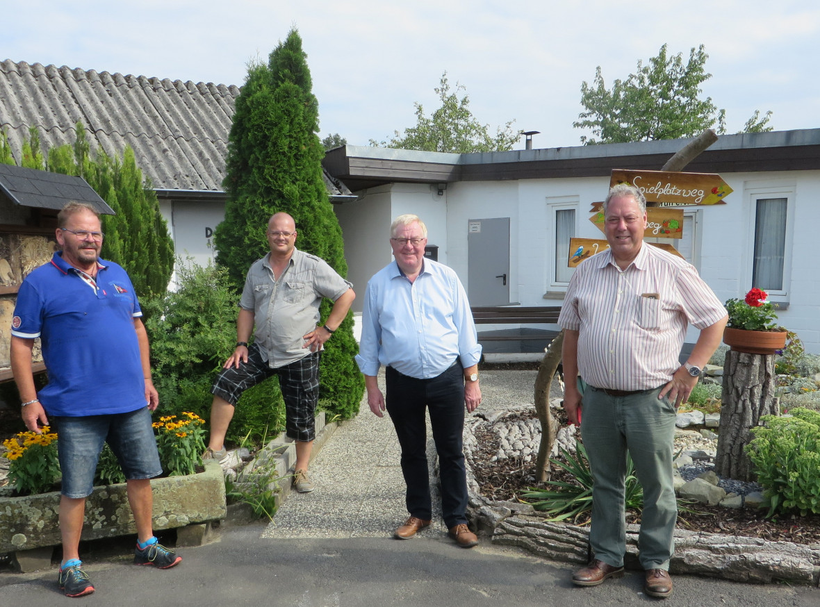 Bild v.l.: Gregor Schweins (stellvertretender Vorsitzender Bezirksverband), Jan Keller (Vorsitzender KGV Ahlen Ost), Reinhold Sendker MdB CDU, Rolf Rosendahl (Vorsitzender Bezirksverband)