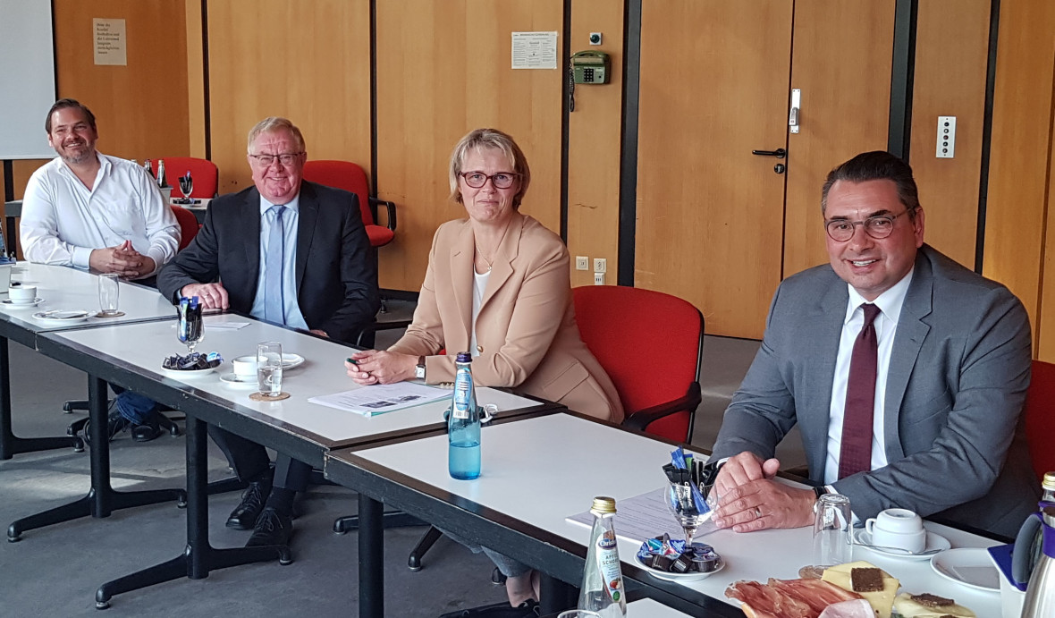 Trafen sich im Ahlener Rathaus (v.l.): Peter Lehmann, Reinhold Sendker MdB, Bundesbildungsministerin Anja Karliczek MdB und der Ahlener Brgermeister Dr. Alexander Berger