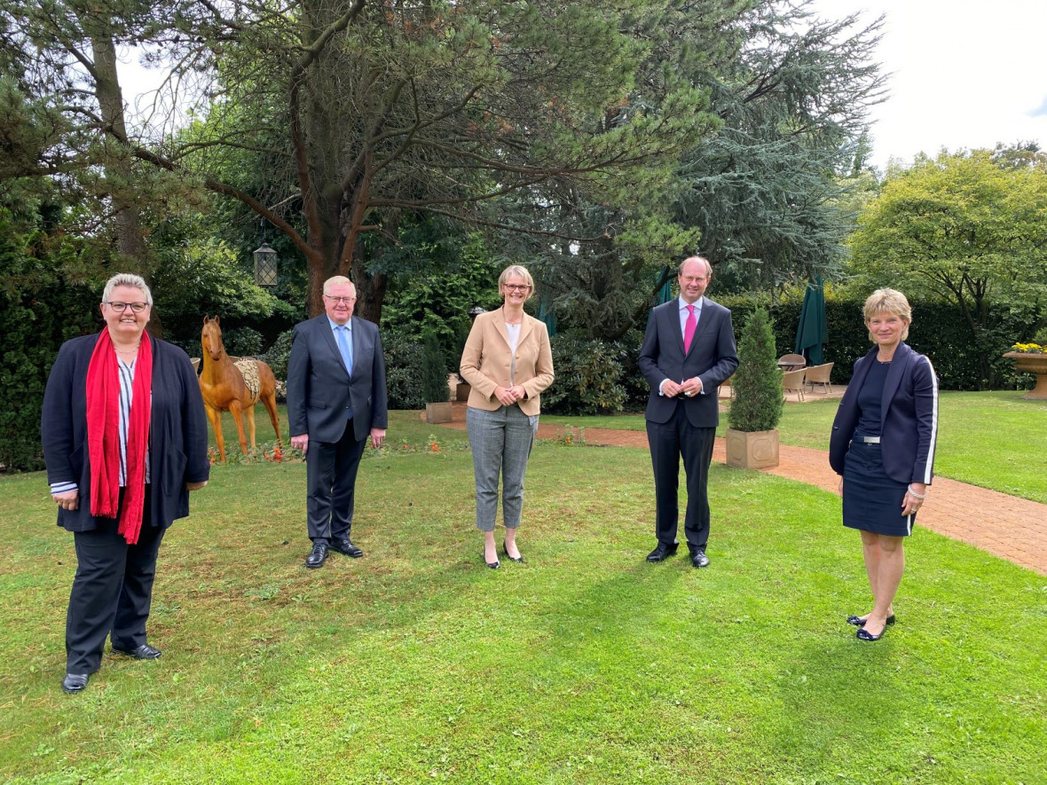 Bildunterschrift: (v.l.n.r.) Renate Dlling, Reinhold Sendker MdB, Bundesministerin Anja Karliczek, Landrat Dr. Olaf Gericke und Martina Mersch