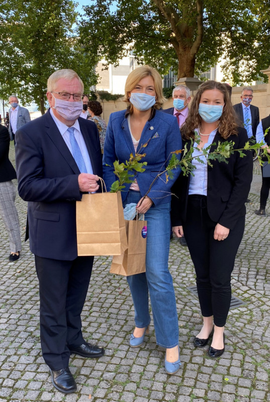 (v.l.n.r) Reinhold Sendker MdB, Bundeslandwirtschaftsministerin Julia Klckner und Anja Vogt (Diestedder Praktikantin im Bundestagsbro Sendker)