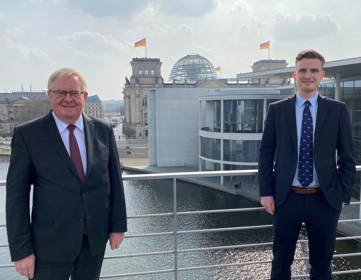 Reinhold Sendker (links) und Maximilian Zurbrggen auf der sogenannten hheren Beamtenlaufbahn, der Brcke zwischen dem Marie-Elisabeth-Lders- und dem Paul-Lbe-Haus.