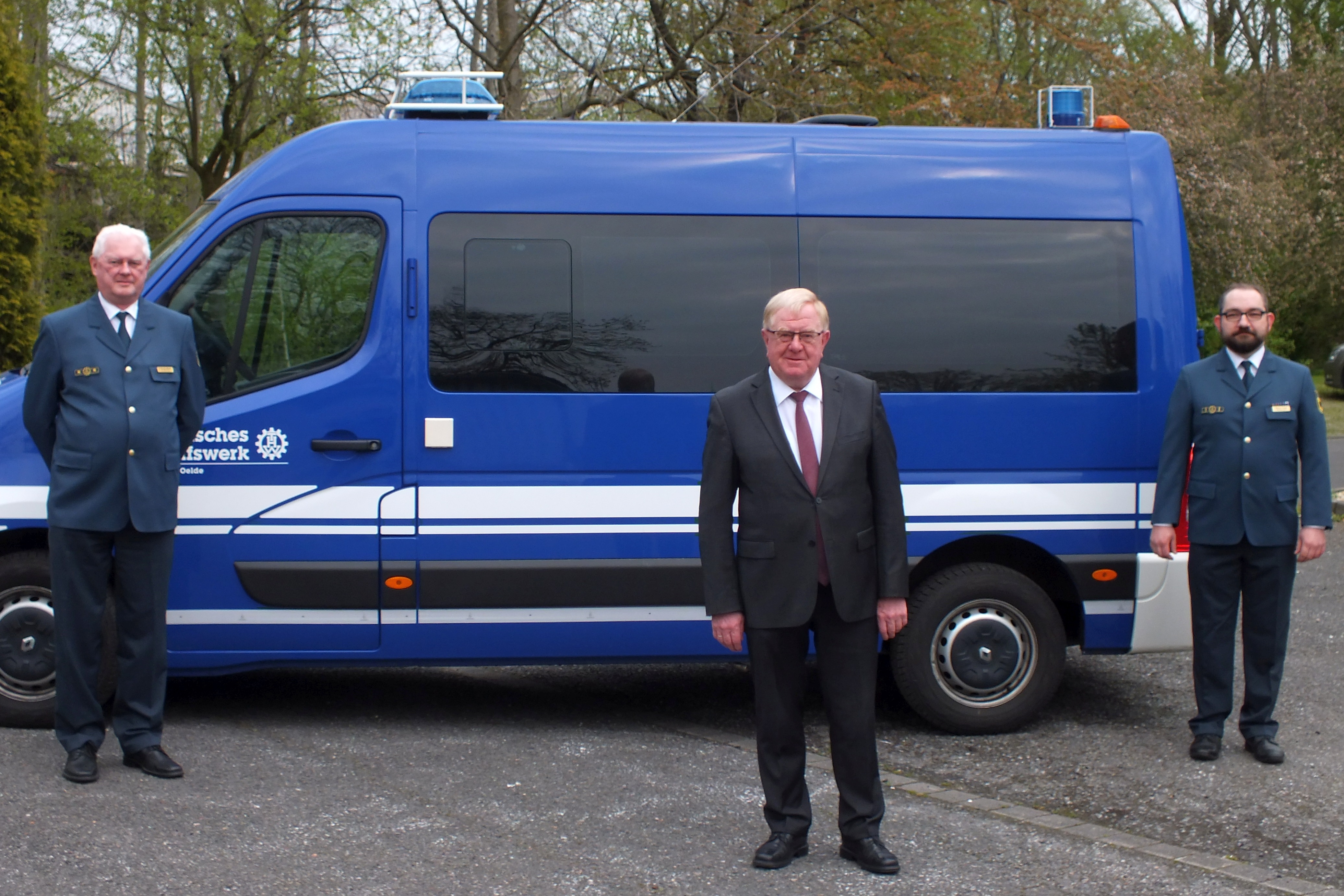 Das Foto zeigt (v.l.): THW Landesbeauftragter Dr. Hans-Ingo Schliwienski, Reinhold Sendker MdB und Markus Freitag (Ortsbeauftragter THW OV Oelde)