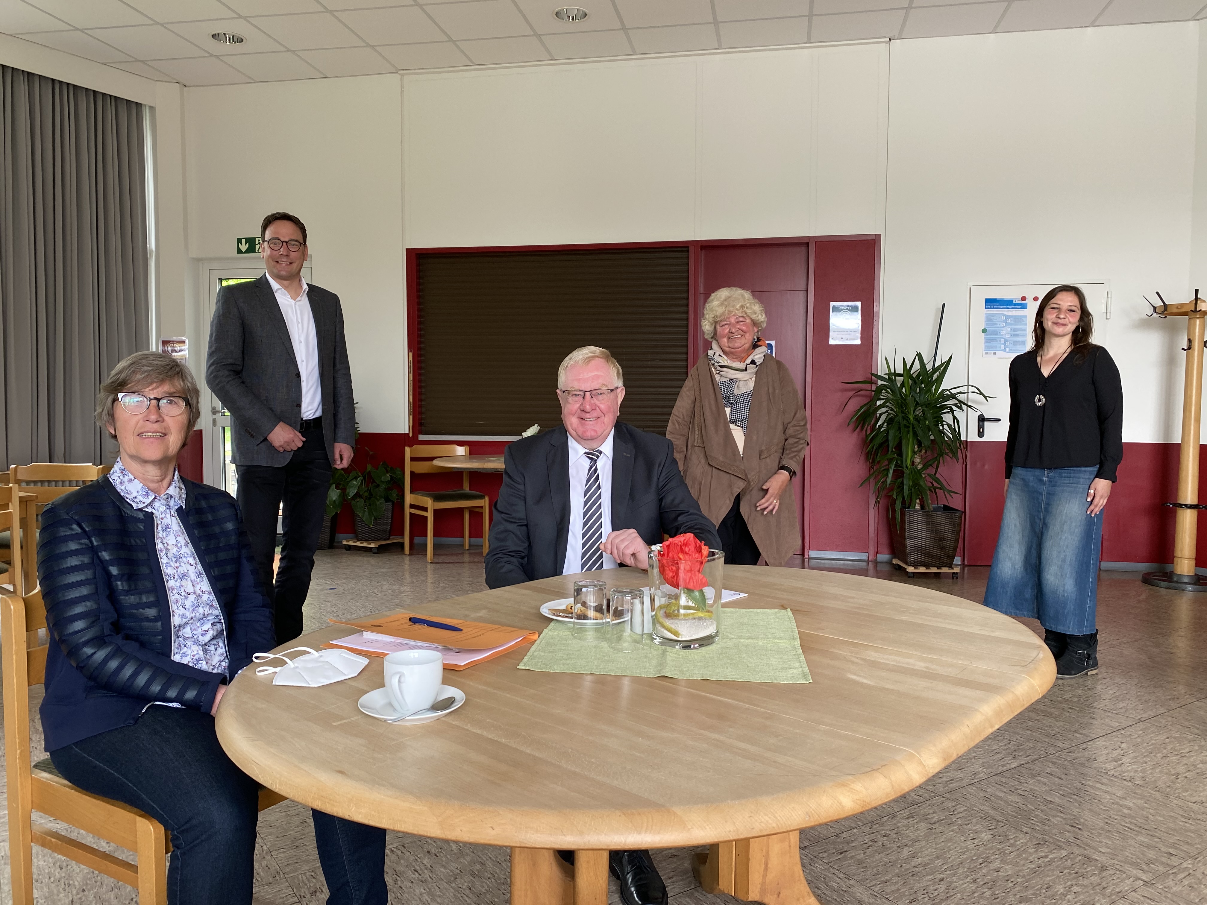 Lisa Heese, Geschftsfhrerin des Mtterzentrums, Markus Hner, CDU-Fraktionschef in Beckum, Reinhold Sendker MdB, Resi Gerwing, stellv. Brgermeisterin, und Tessa Rentrup-Wintergalen, Koordinatorin des Mehrgenerationenhauses