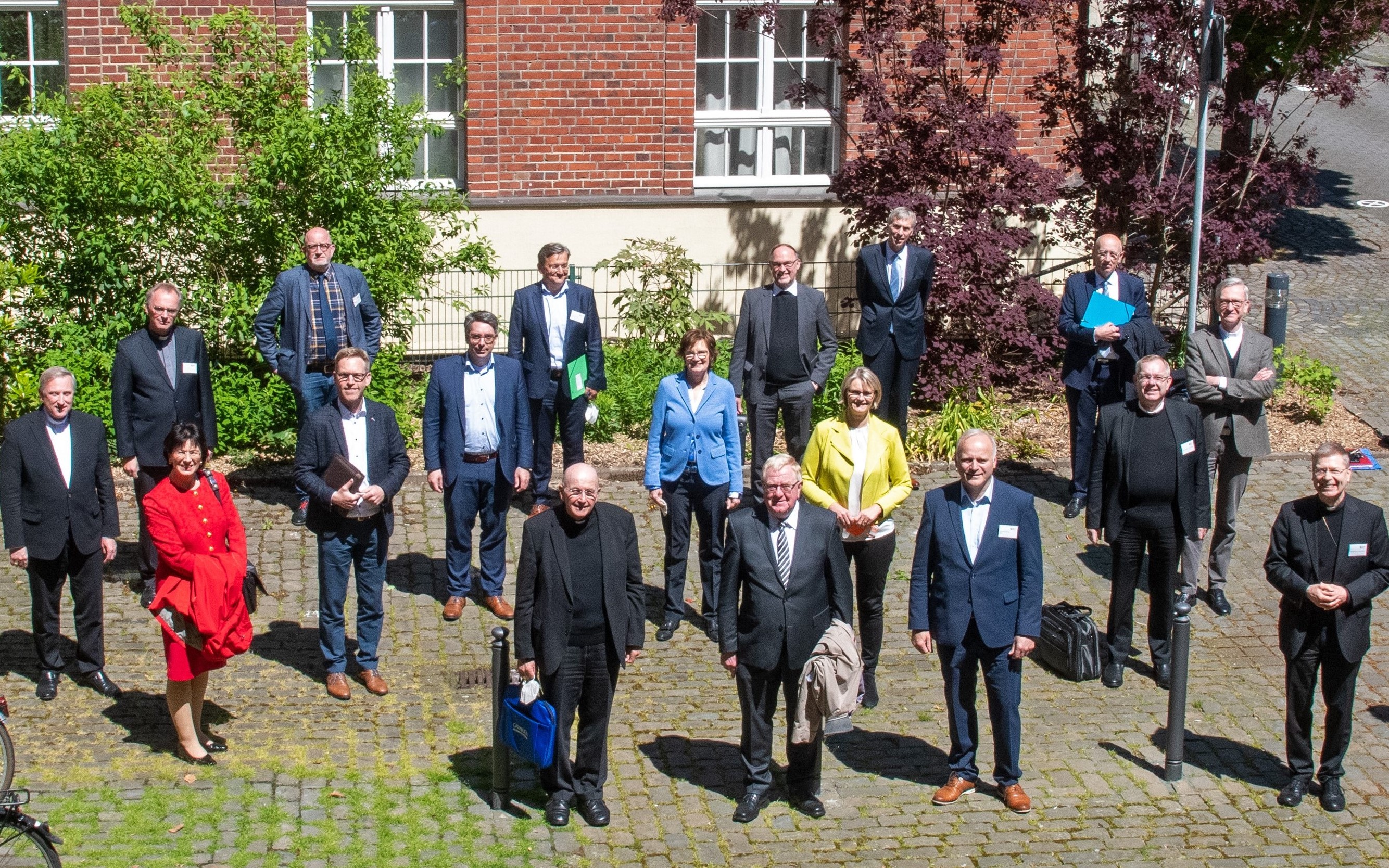 Vorn in der Mitte: Der Bischof von Mnter, Dr. Felix Genn,rechts daneben der heimische Bundestagsabgeordnete Reinhold Sendker MdB (Bildquelle: Bischfliche Pressestelle)