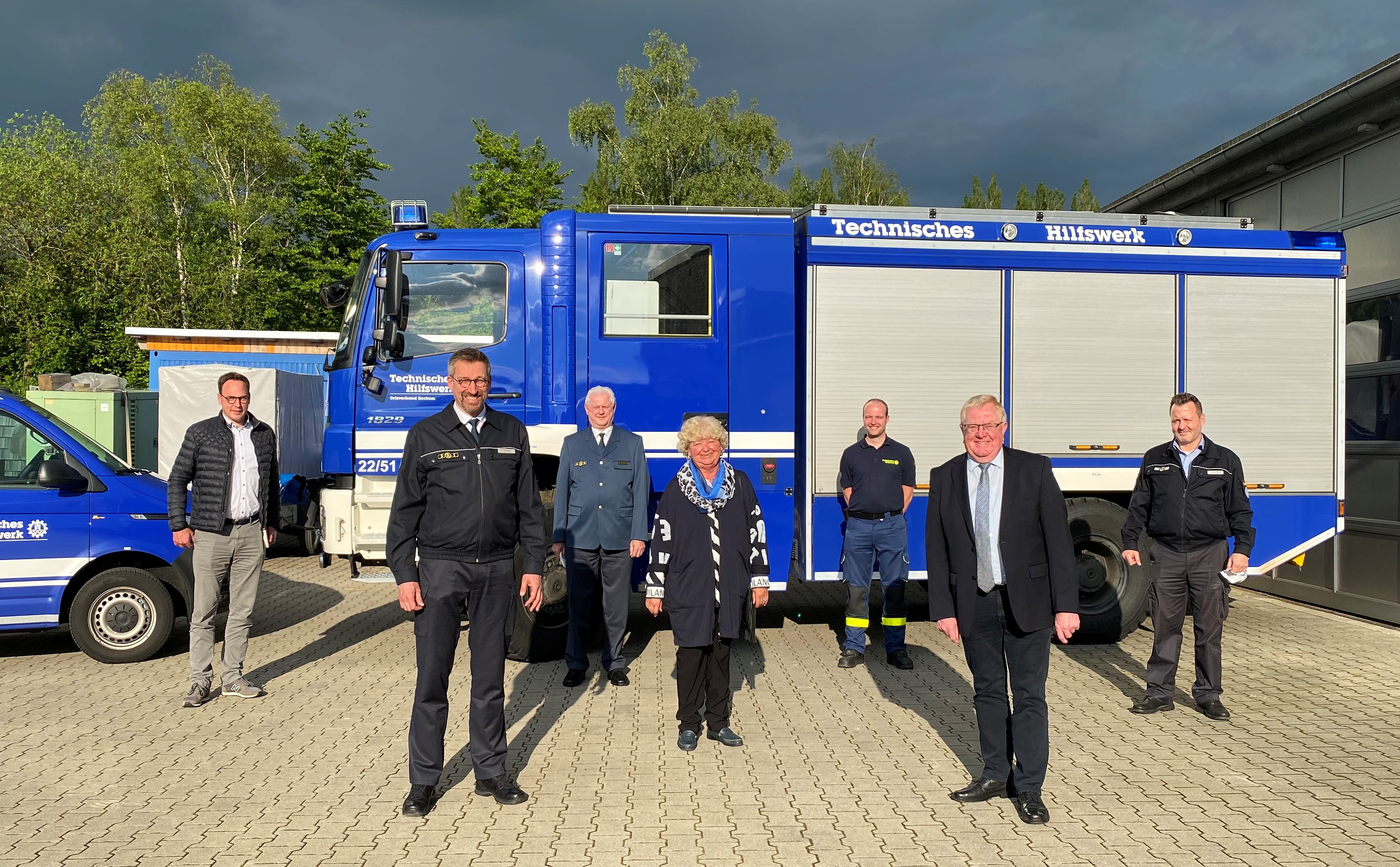 (v.l.n.r.) Markus Hner, CDU-Fraktionsvorsitzender in Beckum, Ortsbeauftragter Ralf Pelkmann, Dr. Hans-Ingo Schliwienski, THW-Landesbeauftragte fr Nordrhein-Westfalen, stellv. Brgermeisterin Resi Gerwing, Marius Halbur, Reinhold Sendker MdB und Sascha v