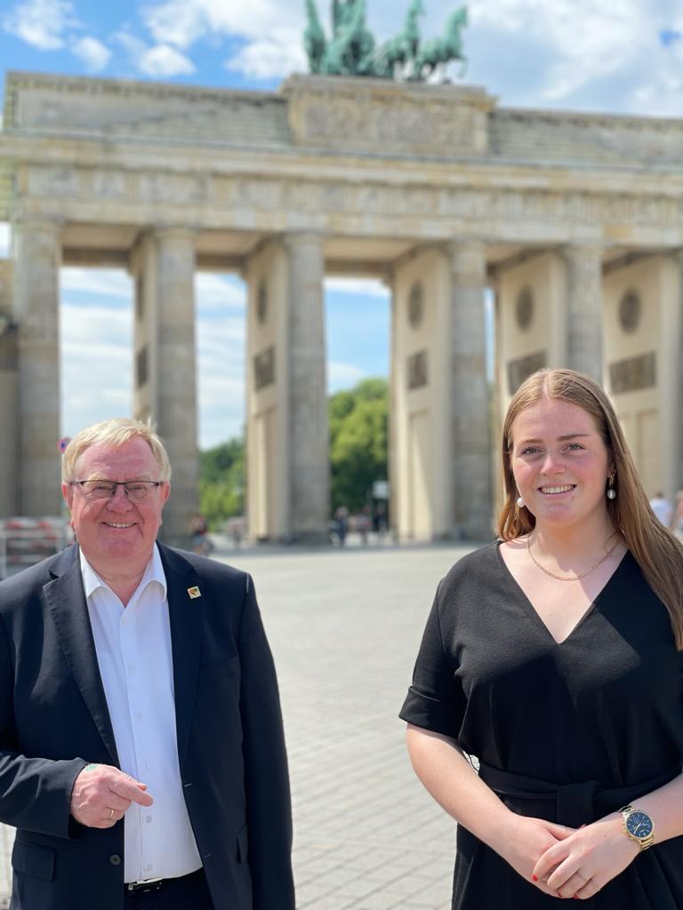Reinhold Sendker MdB und Praktikantin Frida Hartmann vor dem Brandenburger Tor