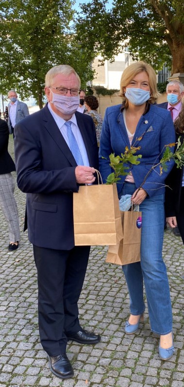 (v.l.n.r.) Reinhold Sendker MdB mit Bundeslandwirtschaftsministerin Julia Klckner (Archivbild)