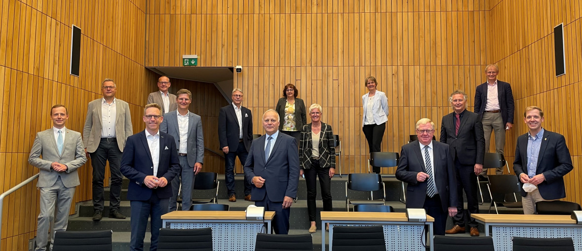 Die CDU–Abgeordneten Marc Henrichmann, Johannes Röring und Reinhold Sendker mit Landrat Dr. Christian Schulze Pellengahr (Kreis Coesfeld) und weiteren Vertretern aus den fünf Optionskommunen im Münsterland.