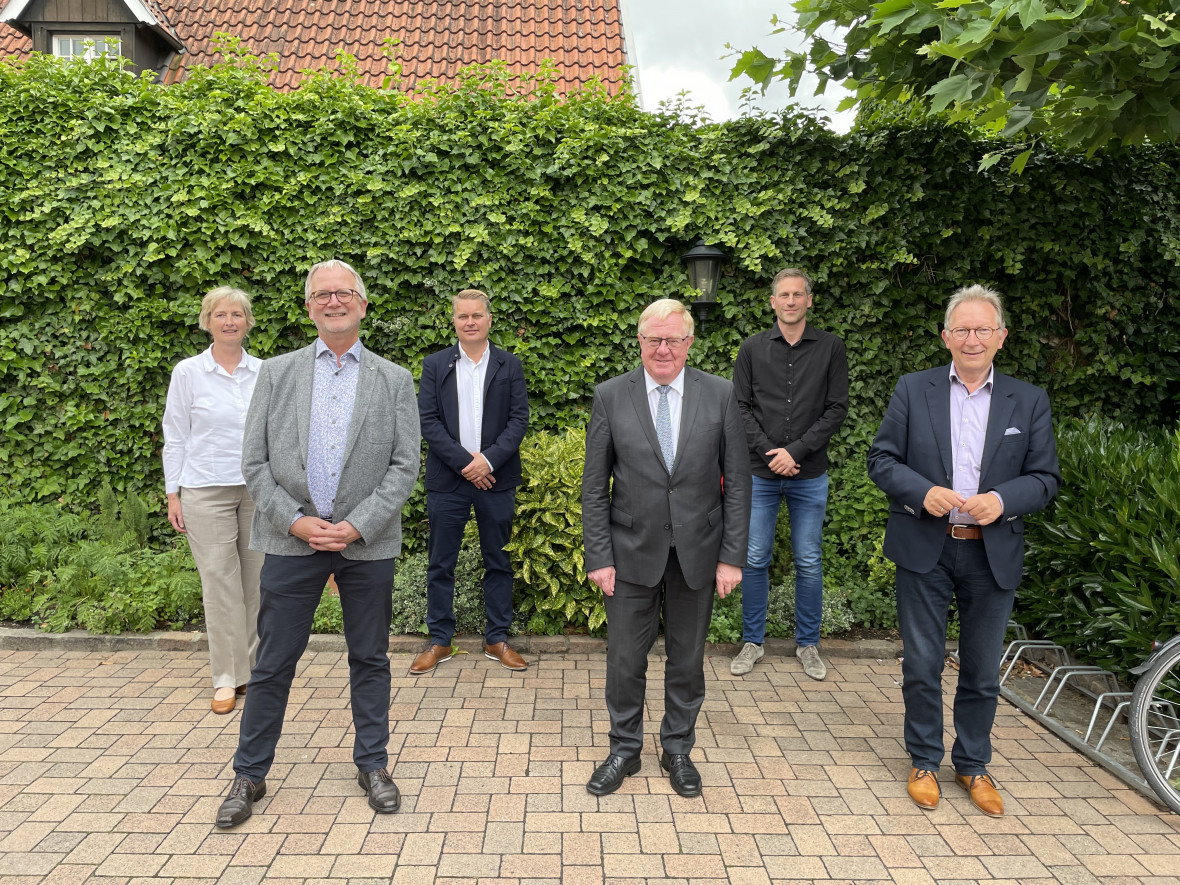 v.l.n.r.: Dr. med. Ursula Gerling-Huesmann (Vorstand Finanzen), Dr. med. Hans Joachim Hilleke (erster Vorsitzender), Priv.-Doz. Dr. med. Florian Sachse (zweiter Vorsitzender), Reinhold Sendker MdB, Dr. med. Jrn Kster (stellvertretender Leiter des Impfze