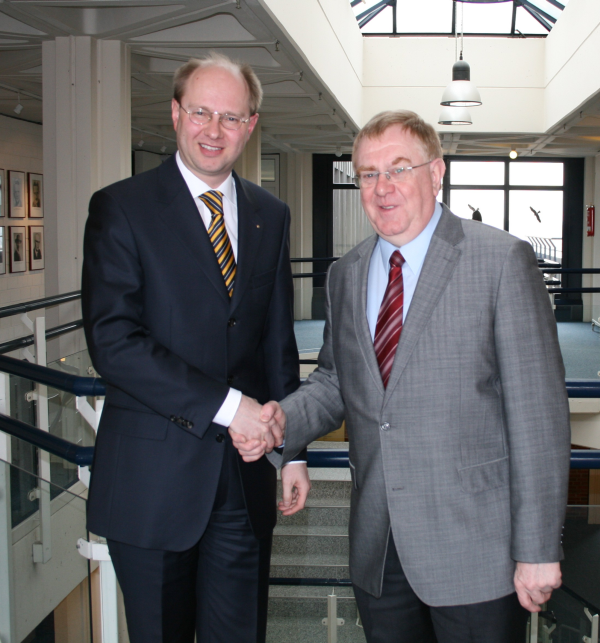 Im Kreishaus empfing Landrat Dr. Olaf Gericke (l.) den heimischen Bundestagsabgeordneten Reinhold Sendker (r.) zu einem persnlichen Meinungsaustausch.