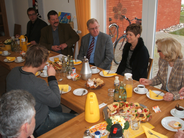 Reinhold Sendker MdB (3. v.l.) verschaffte sich im Gesprch mit dem Vorstand der Lebenshilfe e.V. einen berblick ber die aktuelle Situation in der Versorgung und Untersttzung von Behinderten Menschen.