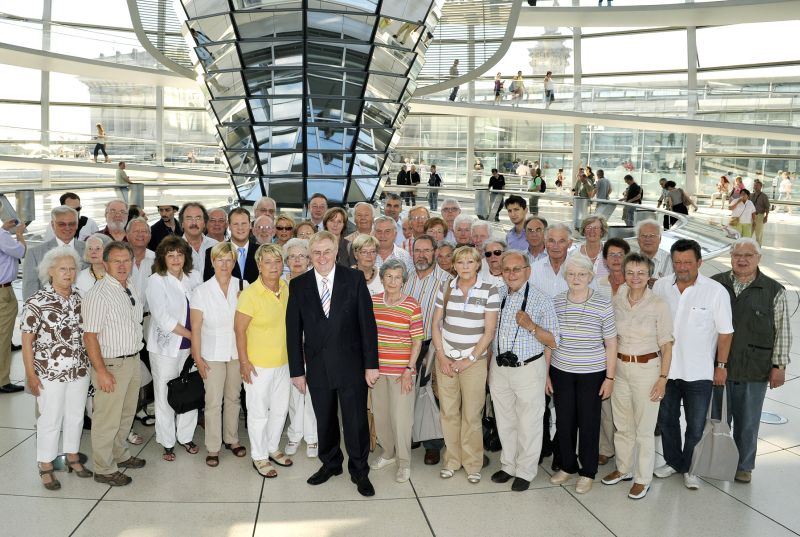 Reinhold Sendker MdB mit den Teilnehmer der politischen Informationsfahrt  auf dem Dach des Reichstagsgebäudes