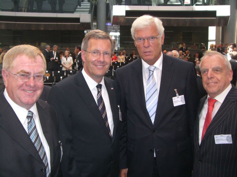 Bild (von li. nach re.): Reinhold Sendker MdB, Christian Wulff, gewhlter 10. Bundesprsident, Dr. Peter Paziorek, Regierungsprsident in Mnster und Bernhard Recker MdL in der Bundesversammlung