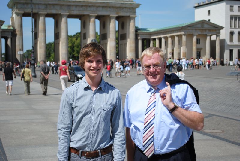 Bastian Havers und Reinhold Sendker MdB vor dem Brandenburger Tor in Berlin