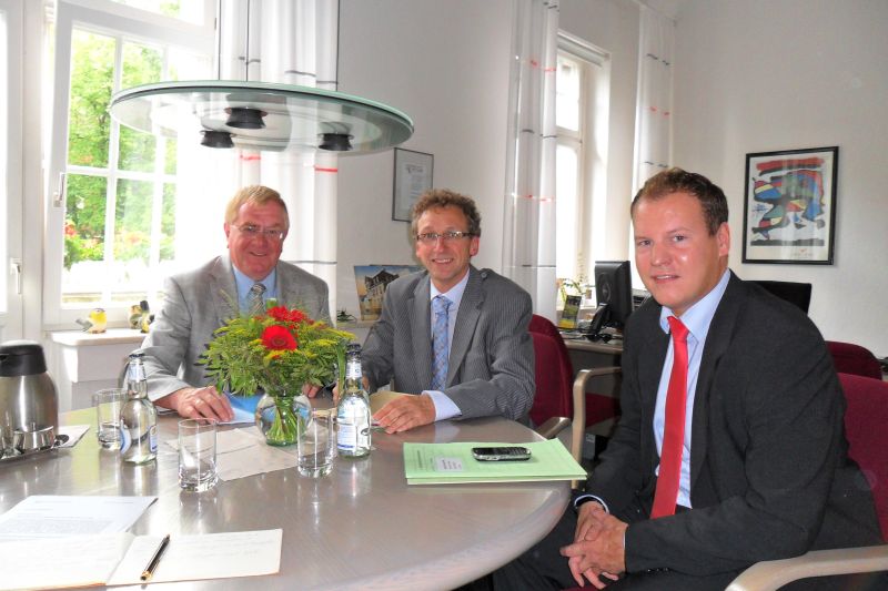 Zu seinem ersten Besuch als CDU- Bundestagsabgeordneter kam Reinhold Senker (l.) in Begleitung seines Mitarbeiters im Wahlkreisbüro, Marcel Opperbeck (r.),nach Sendenhorst. Im Rathaus sprach er mit Bürgermeister Berthold Streffing.