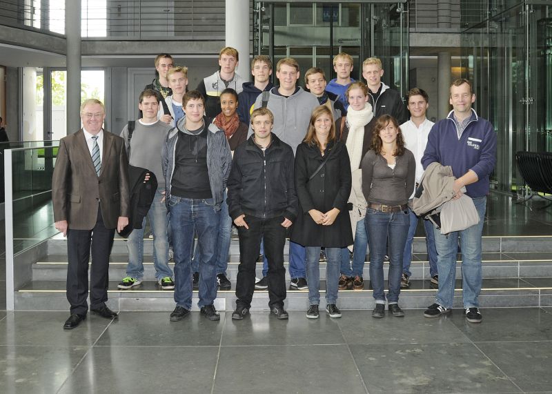 Reinhold Sendker mit den Besuchern aus Ostvevern im Deutschen Bundestag