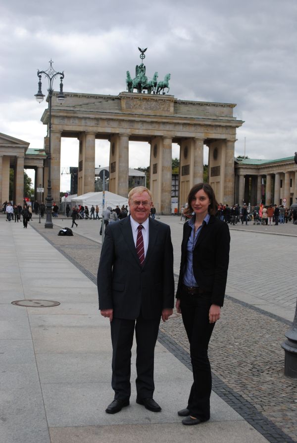 Isabelle-Christine Panreck und Reinhold Sendker MdB vor dem Brandenburger Tor