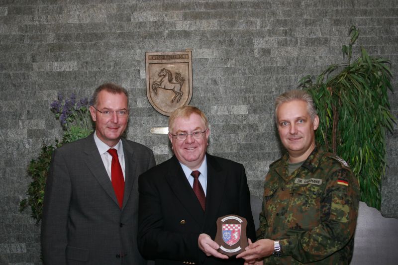 (v.l.) Brgermeister Benedikt Ruhmller, CDU-Bundestagsabgeordneter Reinhold Sendker, Kommandeur des Sanittsregiments 22 Westfalen Oberfeldarzt Dr. Johannes Grohmann 