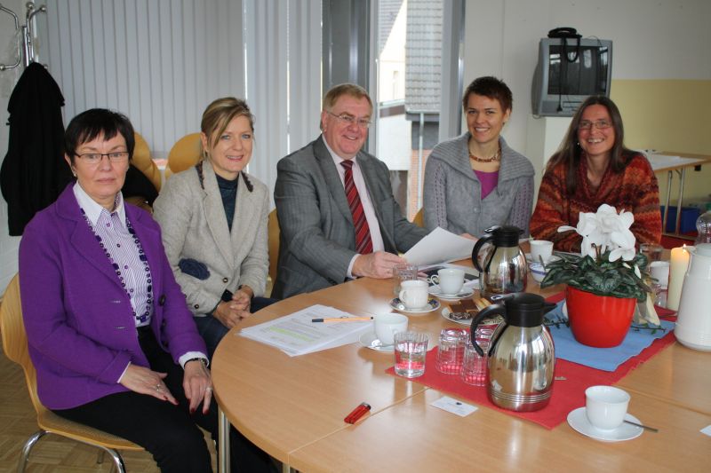 (v.l.) Elisabeth Ludwig, stellv. Vorsitzende, Beatrix Herweg, Geschftsfhrerin SkF e.V. , Reinhold Sendker MdB, Sozialjuristin Birgit Scheibe und Marietta Wagner, Diplom-Sozialarbeiterinn. 