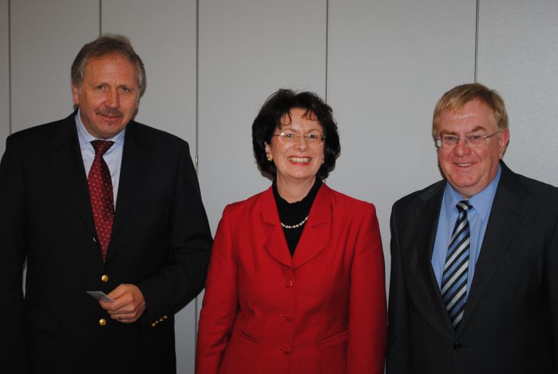 von links: AWG-Geschäftsführer Thomas Grundmann, Marie-Luise Dött MdB und Reinhold Sendker MdB in Berlin.