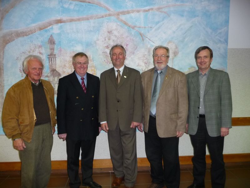 v.l. Franz-Josef Harbaum (Frderverein), MdB Reinhold Sendker, Einrichtungsleiter Antonius Wolters, Werkstattbeirat Wilhelm Bker, Caritasvorstand Herbert Kraft