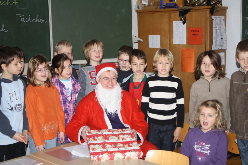 Reinhold Sendker MdB als Nikolaus verkleidet in der Laurentius-Schule Westkirchen