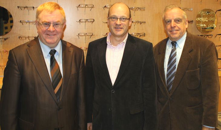 von links: Reinhold Sendker MdB, Heiner Klostermann und Berni Recker MdL bei Optic Aktuell.