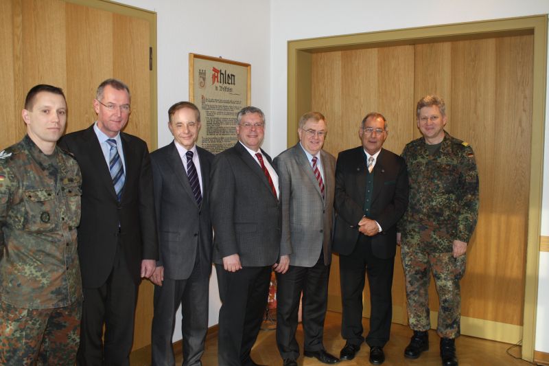 (v. l.) Major Ren Grigat, Brgermeister Benedikt Ruhmller, Jrg van Essen (MdB), Jrgen Hardt (MdB), Reinhold Sendker (MdB), Ernst-Reinhard Beck (MdB) und Admiralarzt Dr. Michael Knabe (Kommandeur Sanittskommando II)