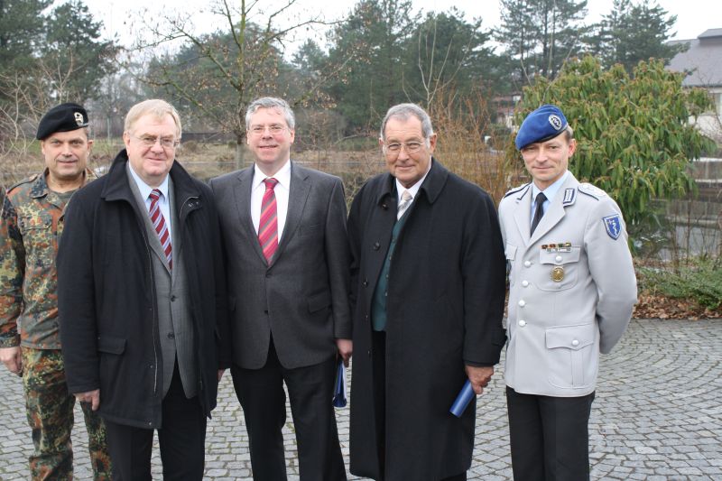 Oberstleutnant Michael Rond (l.) und Dr. Andreas Lison (r.) stellten den Mitgliedern des Bundestages, Reinhold Sendker, Jrgen Hardt und Ernst Reinhard Beck, ein Konzept zur Rundumversorgung von Soldaten nach Auslandseinstzen vor.