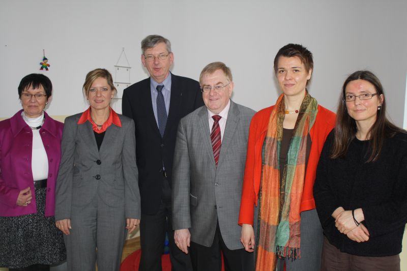 Das Elterngeld war Thema (v. l.): Elisabeth Ludwig (SkF-Vorsitzende), Beatrix Herweg (SkF-Geschftsfhrerin), Karl Schiewerling, Reinhold Sendker, Birgit Scheibe (Juristin) und Marietta Wager (SkF-Beraterin).