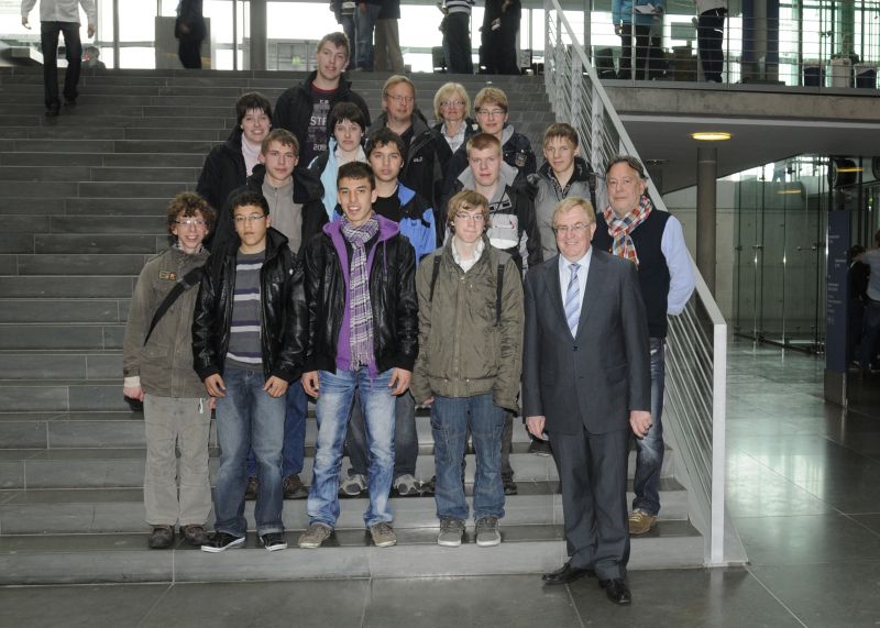 Reinhold Sendker mit den Schler der Heinrich-Tellen-Frderschule im Paul-Lbe-Haus