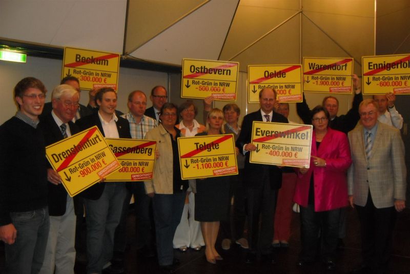 Die Deligierten der CDU-Bezirksversammlung aus dem Kreis Warendorf protestierten gegen das Gemeindefinanzierungsgesetz der Landesregierung