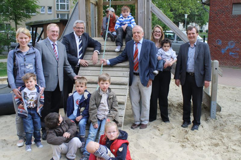 Beim Besuch im Angela-Kindergarten in Beckum: (hinten v.l.) Hanna Brinkmann, Reinhold Sendker MdB, Hubert Hppe (Beauftragter der Bundesregierung fr die Belange behinderter Menschen), Berni Recker MdL, Cordula Vossebrger und Herbert Kraft.