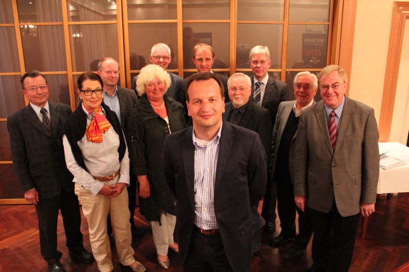 Der neu gewhlte Vorstand der CDU-Ortsunion Beckum mit     dem wieder gewhlten Vorsitzenden Christoph Pundt sowie dem     heimischen CDU-Bundestagsabgeordneten Reinhold Sendker. (Foto Glocke)