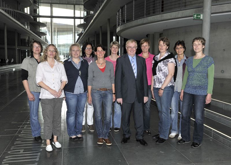 Reinhold Sendker mit den Gsten aus Freckenhorst im Paul-Lbe-Haus