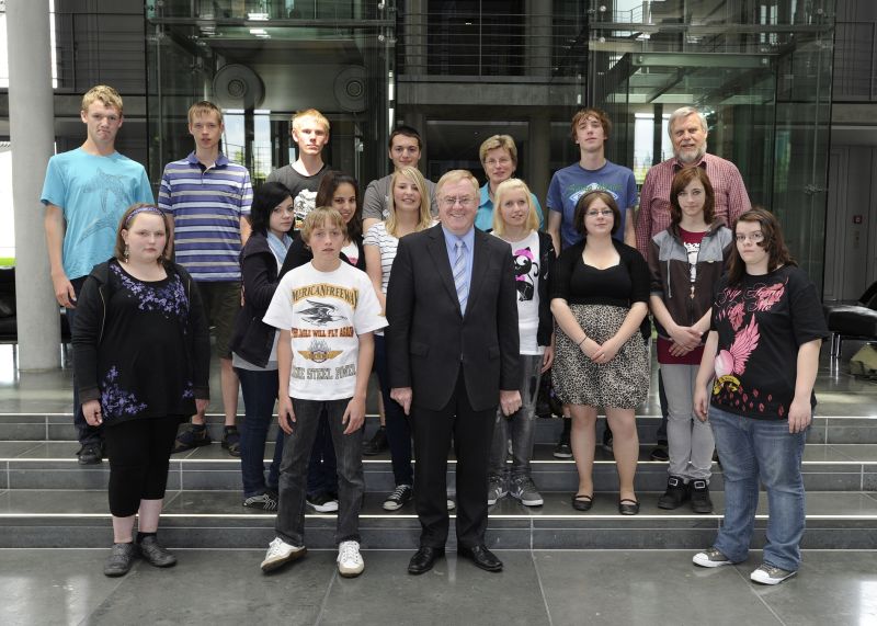 Die Schler der Overbergschule Beckum mit Reinhold Sendker MdB im Paul-Lbe-Haus.