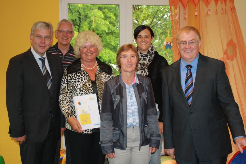 Reinhold Sendker MdB (r.) zusammen mit (v.l.n.r.) CDU-Fraktionschef Werner Knepper, Martin Mtherich, stv. Brgermeisterin Resi Gerwing, Lisa Heese und Christina Winkler vom Mtterzentrum.