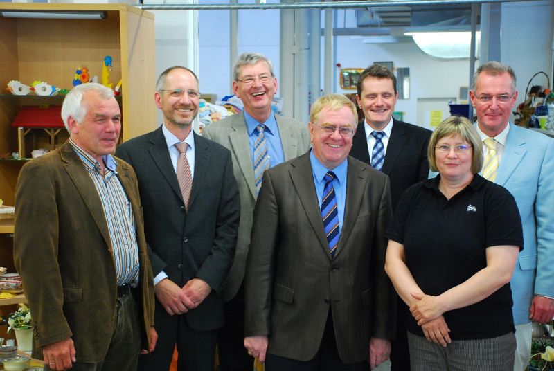 v.l. Dr. Ulrich Thien (DICV Mnster), Dr. Ralf Thorwirth (Horizonte e.V.), Karl Schiewerling MdB, Reinhold Sendker MdB, Harald Klpper (Jobcenter Warendorf), Christa Lummerzheim (Betriebsrat Horizonte e.V.) und Brgermeister  Ruhmller.