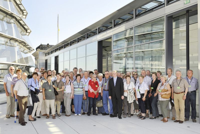 Reinhold Sendker MdB mit den Besuchern aus dem Kreis Warendorf auf dem Dach des Reichstages.