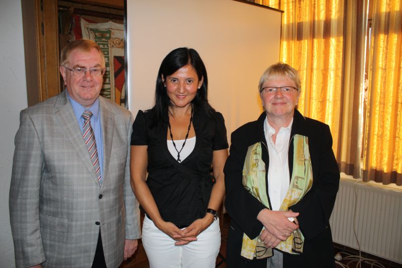 v.l.: Reinhold Sendker MdB begrüßte die Autorin und Lehrerin Betül Durmaz und Elisabeth Bauer von der Konrad-Adenauer-Stiftung in Oelde.