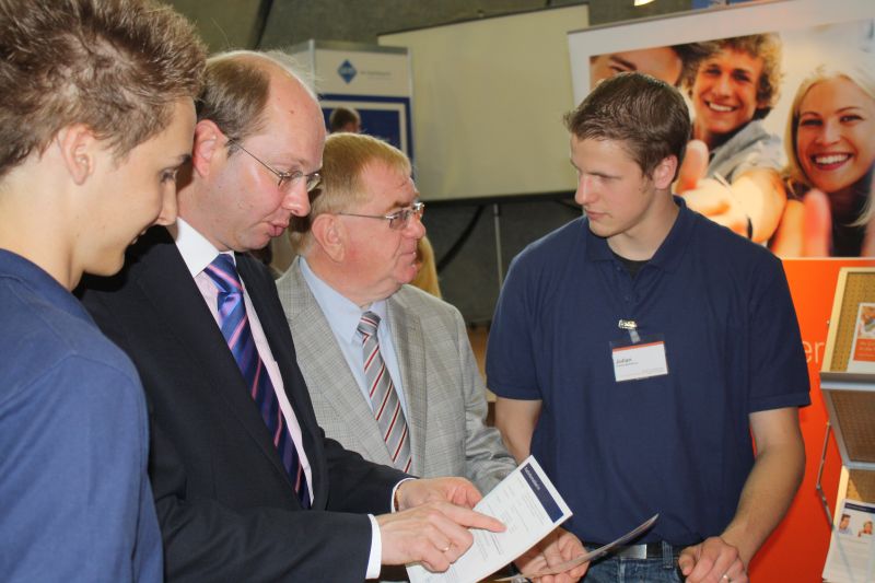 Reinhold Sendker MdB und Landrat Dr. Olaf Gericke machen sich ein Bild vor Ort.