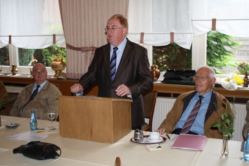 Diskutierte jetzt mit den Mitgliedern der SU Warendorf ber die aktuellen Ereignisse in der Bundespolitik: Reinhold Sendker MdB (m.), der Vorsitzende der Senioren-Union Walter Ltke Hndfeld (r.) und der stellvertretende Vorsitzende Hermann Tanger.