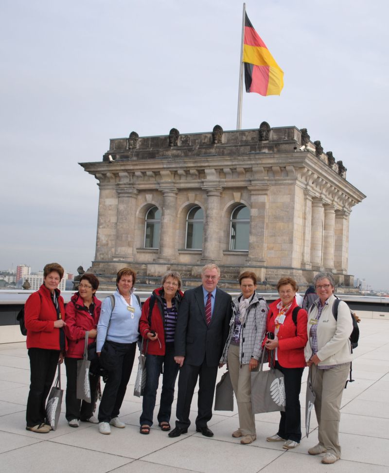 Reinhold Sendker MdB und die Radfahrerinnen auf dem Dach des Reichstages.