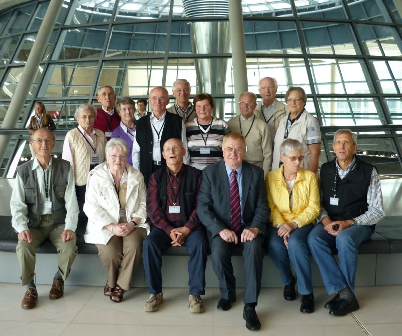 Reinhold Sendker und die Besucher des Martinstreff Im Reichstag.